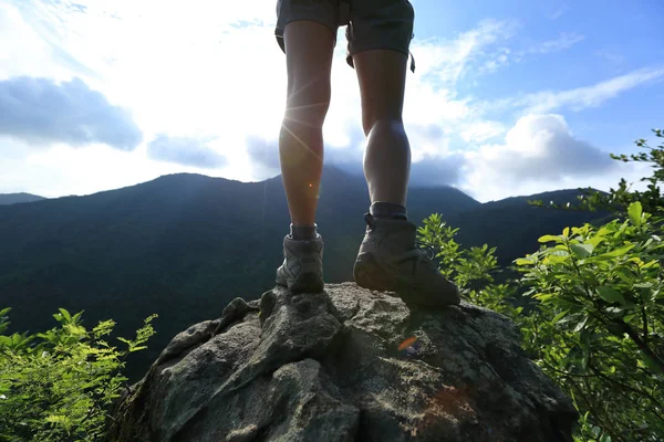 年轻女性背包客享受夏季山峰的景色 — 图库照片