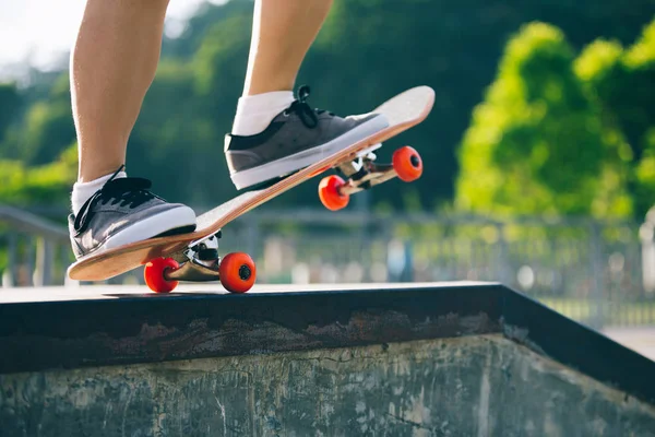 Skateboarder Skateboardingu Bruslit Parku Městě — Stock fotografie