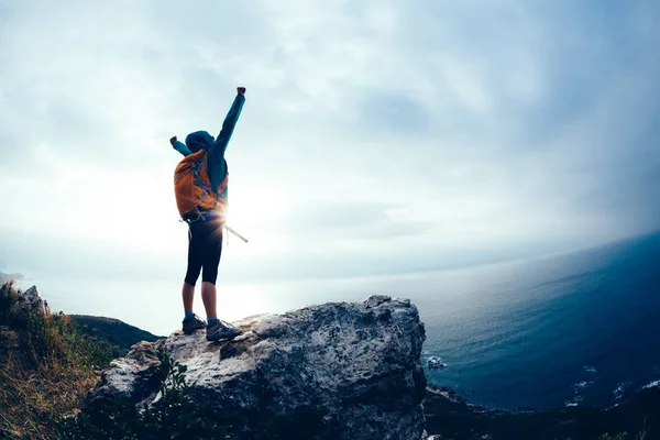 Succesvolle Wandelaar Met Uitgestrekte Armen Bij Seaside Mountain Top Cliff — Stockfoto