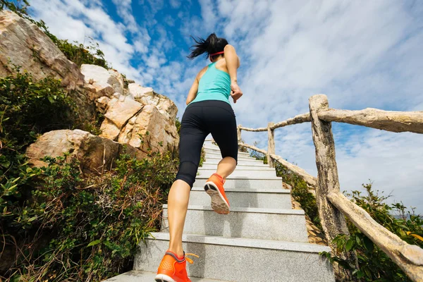 Jonge Fitness Vrouw Trail Runner Aangelopen Berg Trappen — Stockfoto