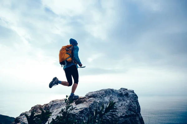 Succesvolle Vrouw Wandelaar Loopt Naar Seaside Mountain Peak Cliff Edge — Stockfoto