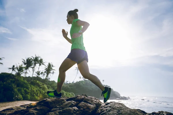 Kvinna Trail Runner Körs Rocky Mountain Top Seaside — Stockfoto