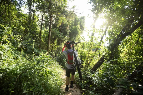Vrouw Fietser Uitvoering Van Een Mountainbike Wandelen Tropisch Bos Trail — Stockfoto