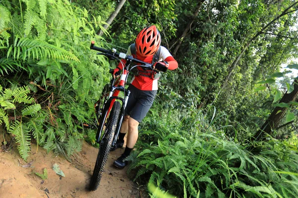 Vrouw Cross Country Fietsen Fietser Met Mountainbike Tropisch Bos Trail — Stockfoto