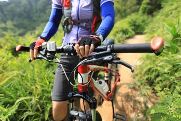 Cross Country Cykling Kvinna Cyklist Med Mountainbike Tropical Forest Trail — Stockfoto