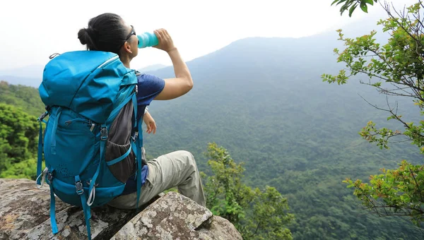 Framgångsrik Kvinna Vandrare Njut Utsikten Och Dricksvattnet Mountain Peak Cliff — Stockfoto