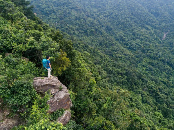 Erfolgreiche Wanderin Genießt Die Aussicht Berggipfel — Stockfoto