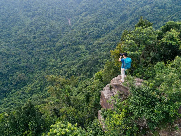 Erfolgreiche Wanderin Beim Fotografieren Der Felskante Des Berges — Stockfoto