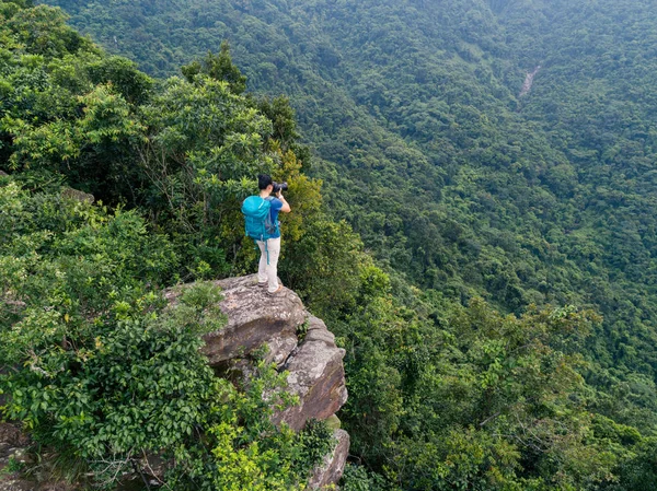 Mulher Bem Sucedida Caminhante Tirar Foto Pico Montanha Borda Penhasco — Fotografia de Stock