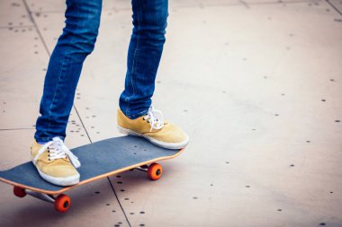 Şehirde skatepark rampa Skateboarder kaykay