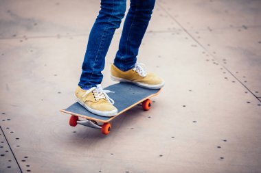 Şehirde skatepark rampa Skateboarder kaykay