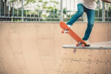Şehirde skatepark rampa Skateboarder kaykay
