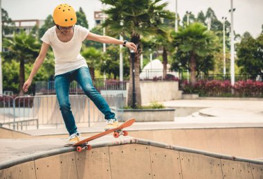 Şehirde skatepark rampa Skateboarder kaykay