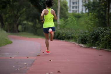 Fitness sportif kadın Jogger Park açık havada koşu pistinde çalışan