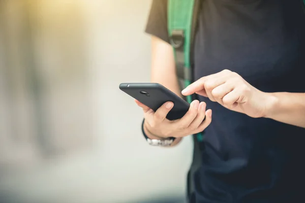 Mani Utilizzando Smartphone Nella Città Moderna — Foto Stock