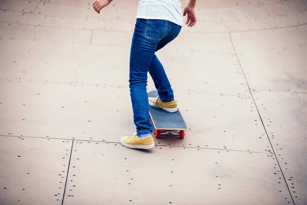 Skateboarder Skateboardingu Rampě Skateparku Městě — Stock fotografie
