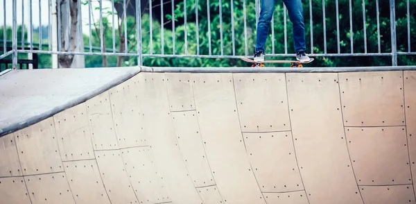 Skateboarder Skateboard Rampa Skatepark Città — Foto Stock