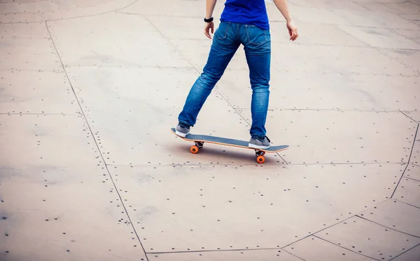 Skateboarder Skateboarding Rampa Skatepark Ciudad — Foto de Stock