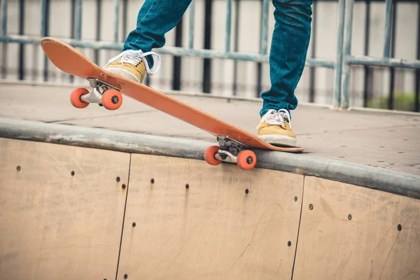 Skateboarder Skate Rampa Parque Skate Cidade — Fotografia de Stock