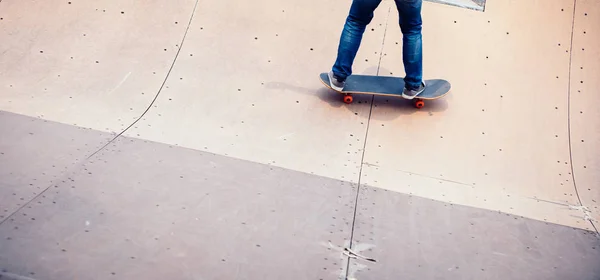 滑板滑板在城市的溜冰场坡道 — 图库照片
