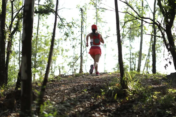 Joven Atleta Ultramaratón Corredor Senderos Corriendo Bosque Verano — Foto de Stock