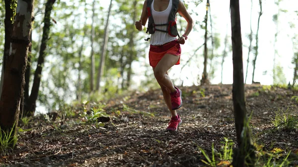 Joven Atleta Ultramaratón Corredor Senderos Corriendo Bosque Verano — Foto de Stock