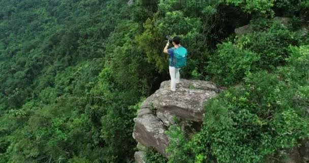 Mulher Bem Sucedida Caminhante Tirar Fotos Floresta Pico Montanha — Vídeo de Stock