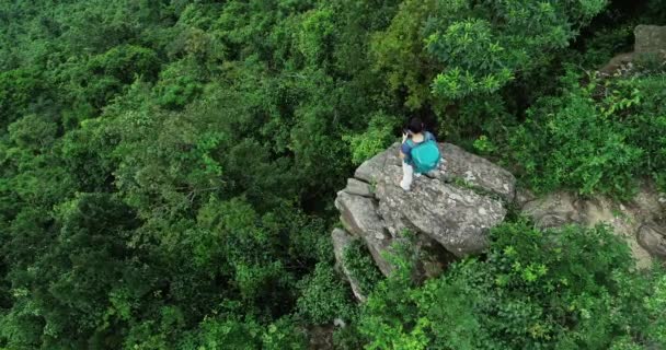 Succesvolle Vrouwelijke Wandelaar Foto Van Bos Mountain Peak — Stockvideo