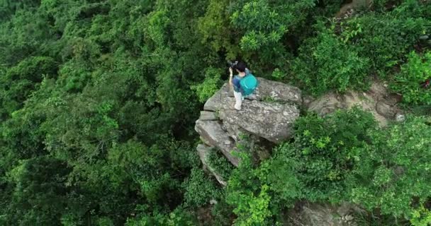 Успішна Жінка Пішохід Фотографує Ліс Вершині Гори — стокове відео