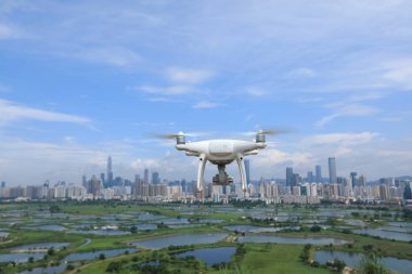 Drone uçan Shenzhen silueti ortaya koymaktadır