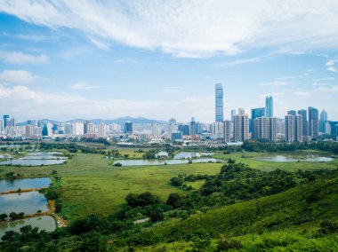 Hong Kong ve Shenzhen, Çin siluetleri arasında balık havuzları ile Kırsal yeşil alanlar