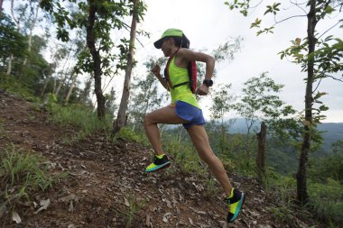 Sporcu kros ultra maraton iz koşucu ormanda çalışan