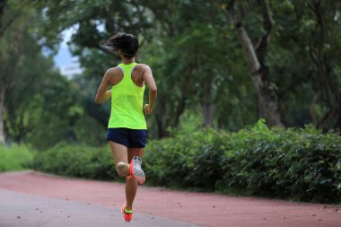 Fitness sportif kadın Jogger Park açık havada koşu pistinde çalışan