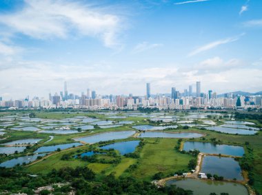 Hong Kong ve Shenzhen, Çin siluetleri arasında balık havuzları ile Kırsal yeşil alanlar