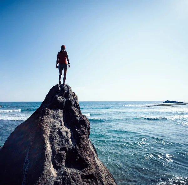 Vrouw Wandelen Seaside Rock Cliff Edge — Stockfoto