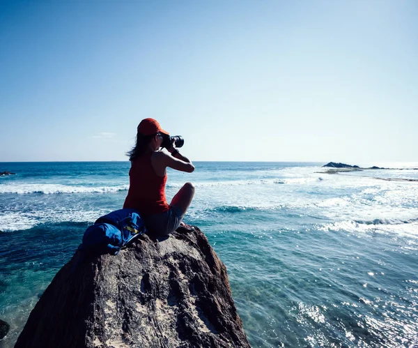 Donna Fotografo Scattare Foto Sedersi Sulla Scogliera Rocciosa Bordo Mare — Foto Stock