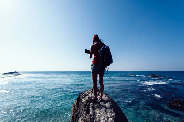 Mujer Fotógrafa Tomando Fotos Sentarse Orilla Del Mar Roca Acantilado — Foto de Stock