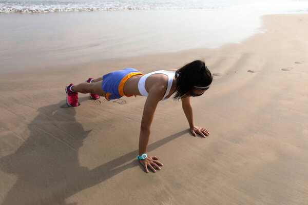 Фитнес азиатская женщина делает отжимания на пляже, концепция здорового образа жизни
