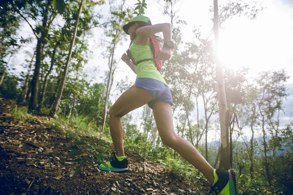 Sporcu Kros Ultra Maraton Koşucu Ormanda Çalışan — Stok fotoğraf