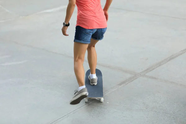 Női Gördeszkás Gördeszkázás Skatepark Városban — Stock Fotó