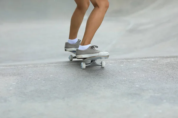 Skate Feminino Skate Skatepark Cidade — Fotografia de Stock