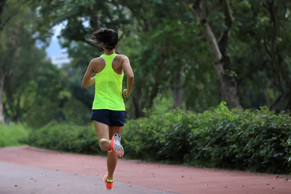 公園で屋外ジョギングトラックで走るフィットネススポーティな女性ジョガー — ストック写真