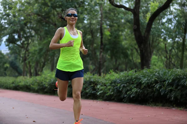 Fitness Sportlerin Joggt Auf Outdoor Joggingstrecke Park — Stockfoto