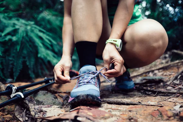 Donna Ultra Maratona Corridore Legatura Shoelace Sul Sentiero Forestale — Foto Stock