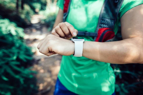 Asian Kobieta Ultramarathon Runner Ustawić Sportowy Zegarek Przed Uruchomieniem Szlaku — Zdjęcie stockowe
