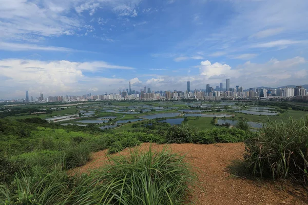 香港农村绿地与深圳天际线 — 图库照片