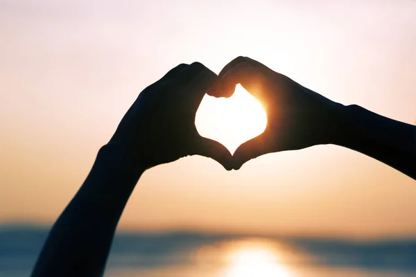 Mâinile Formă Inimă Împotriva Apusului Soare Deasupra Mării — Fotografie, imagine de stoc