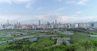 Hong Kong ve Shenzhen siluetleri üzerinde balık havuzları ile Kırsal yeşil alanlar
