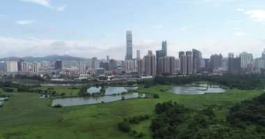Hong Kong ve Shenzhen siluetleri üzerinde balık havuzları ile Kırsal yeşil alanlar