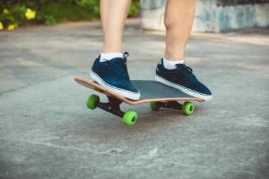 Şehirde kaykay cılız